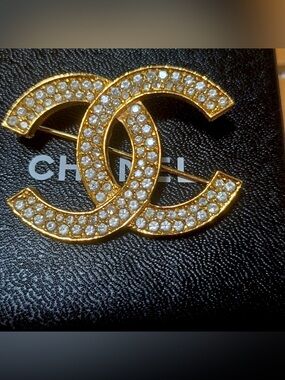 CHANEL Coco Mark Rhinestone Brooch – Gold Tone – © CHANEL 174